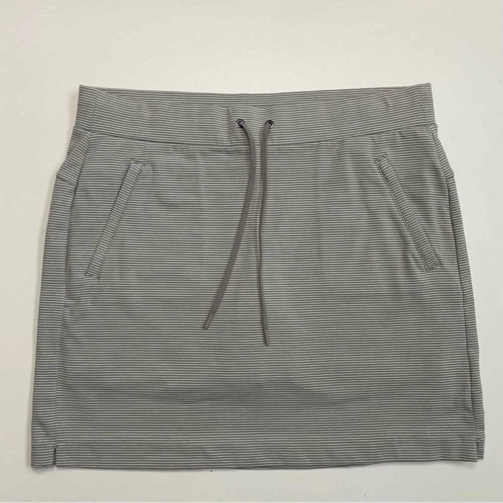 Athleta Skort Shorts Midtown Athletic Exercise Golf Striped Pockets Grey White